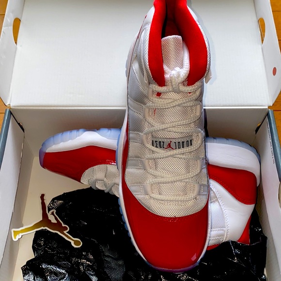 Jordon 11 Retro (Cherry 2022) - Picture 3 of 4